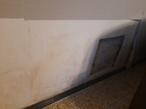 Problème d'humidité sur un mur en placo identifié au niveau des plots de colle, causé par une maçonnerie en briques humide sur un mur mitoyen. Les causes incluent des remontées capillaires, l'absence d'isolant imputrescible et de lame d'air entre le placo et le mur, ainsi qu'une mauvaise étanchéité extérieure. Solutions envisagées : remplacement du placo par des plaques doublées d'isolant en polystyrène (avec risques d'humidité emprisonnée) ou traitement durable par étanchéification extérieure avec pulvérisation d'un produit hydrofuge et injection de résine contre les remontées capillaires. Recommandations pour une solution efficace : traitement des causes d'humidité, assèchement du mur, pose d'un doublage adapté avec lame d'air, et amélioration de la ventilation (VMC). Cette approche assure un assainissement durable de la maçonnerie et préserve l'intégrité des murs.