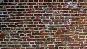 Application d’un hydrofuge sur une façade à l’aide d’une lance télescopique. Ce traitement protège le mur contre l’humidité en bloquant sa porosité, tout en laissant respirer les matériaux.
