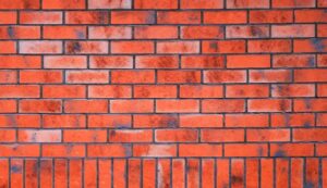 Des traces blanches causées par l'humidité sur un mur poreux. L’eau traverse les matériaux et dépose des sels minéraux en surface, formant des efflorescences. Un traitement hydrofuge permet de limiter ces remontées d'humidité.