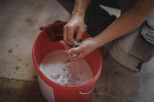 pour ,nettoyer les moisissures sur les murs et les fenetres, l'eau de javel est indispensable mais il y a une alternative moins dangereuse et plus écologique : le vinaigre blanc