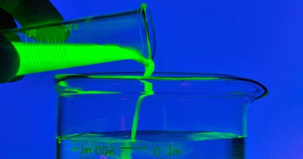 la fluoréscéine est un colorant permettant de tracer les fuites et infiltrations d'eau dans le batiment. c'est un traceur employé par les entreprises spécialisées en traitements contre l'humidité