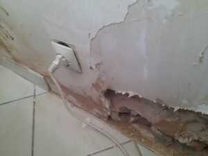 les dangers de l'humidité pour une prise électrique et les dangers et risques d'électrocution.