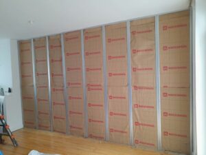 pose de panneaux de laine de roche pour isoler un mur froid et améliorer le confort