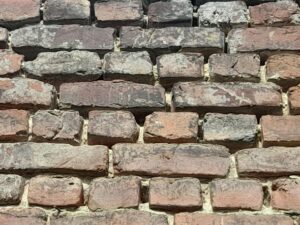 des joints poreux sont un grave problème pour un mur qui risque de se déformer