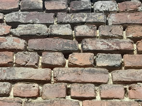 des joints poreux sont un grave problème pour un mur qui risque de se déformer