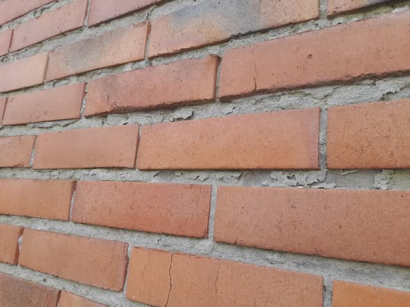 l'humidité fait effriter les joints des briques. Le mur humide fait effriter les joints en ciments du mur. les joints tombent à cause de l'humidité.