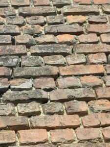 un mur avec des joints farineux, signe de problème d'humidité dans le mur