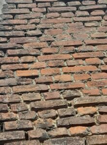 un mur avec des joints abimés et absent, risque de se déstabiliser et se déformer gravement dans le temps