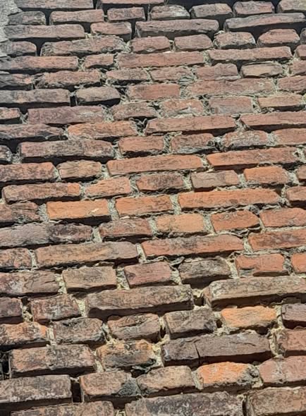 un mur avec des joints abimés et absent, risque de se déstabiliser et se déformer gravement dans le temps