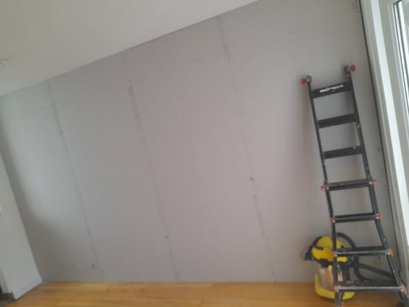 pose de placoplatre de finition pour l'isolation d'un mur froid dans une pièce trop froide pour gagner en chaleur