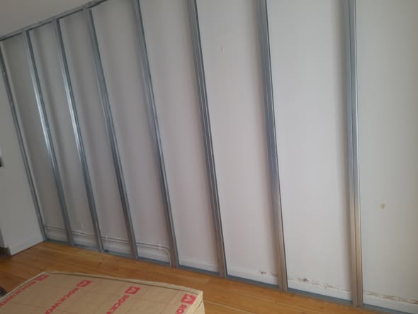 isoler un mur froid en posant des rails de placoplatre