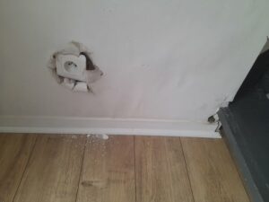 une prise électrique sur un placoplatre humide ce sont des risques électriques et un danger pour les personnes sans oublier le passage de la prise électrique au travers du placoplatre humide