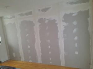 réalisation des joints sur les placoplatres pour isoler un mur froid et gagner en chaleur