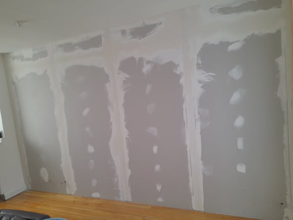 réalisation des joints sur les placoplatres pour isoler un mur froid et gagner en chaleur