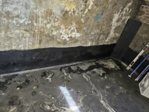 application de goudron pour tenter de bloquer l'humidité dans une cave. tentative pour bloquer les infiltrations d'eau en sous-sol sur marcq en baroeul