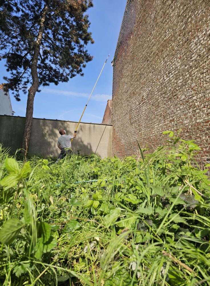 hydrofuger un mur trop poreux. le mur absorbe trop rapidement l'humidité qui provoque des moisissures à l'intérieur de la maison. il faut utiliser un hydrofuge de qualité pour empêcher l'eau de rentrer dans le mur