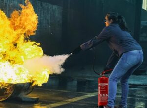 pourquoi vérifier les extincteurs est utile pour protéger de l'humidité