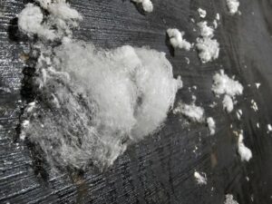 le salpetre est une espèce de poudre blanche, ce sont des filaments de minéraux. le salpetre est aussi appelé sels minéraux.