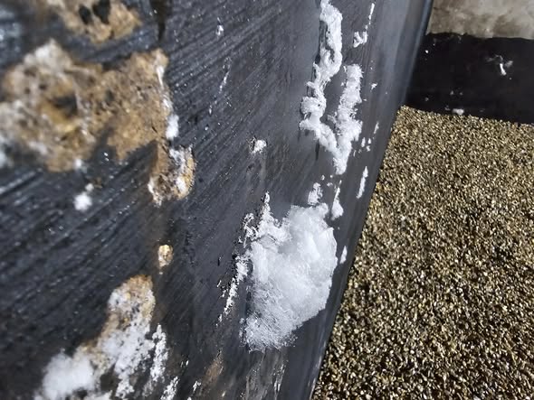 un mur humide a souvent du salpêtre en surface. on appelle aussi le salpêtre sels minéraux