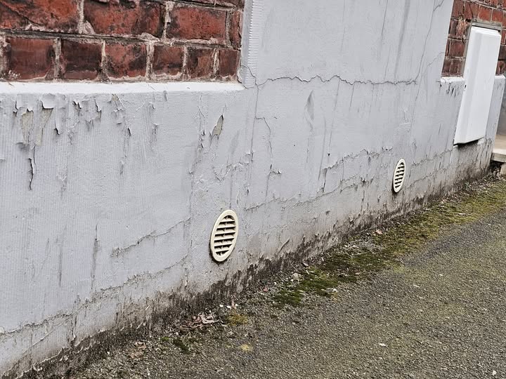 fissures sur un mur humide. L'humidité remonte dans les joints et provoques des éclatements des enduits et des fissures dues à l'humidité