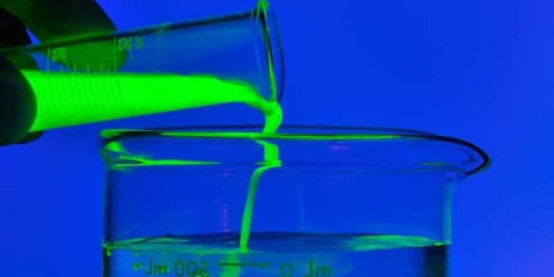 la fluoréscéine est un colorant permettant de tracer les fuites et infiltrations d'eau dans le batiment. c'est un traceur employé par les entreprises spécialisées en traitements contre l'humidité