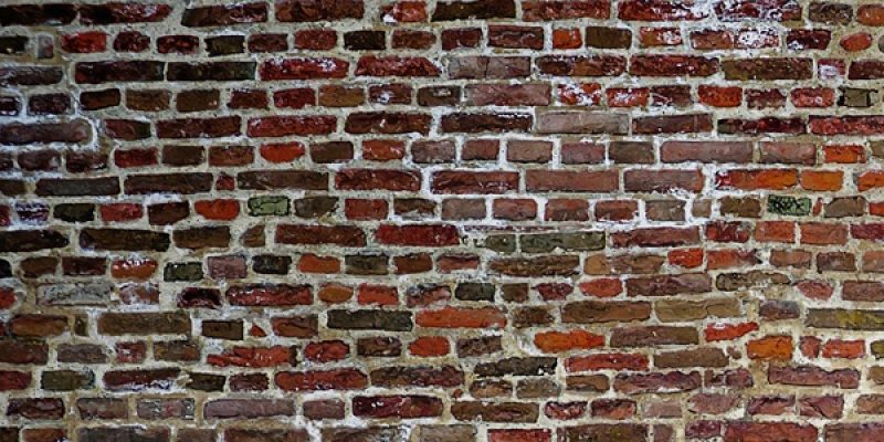 Application d’un hydrofuge sur une façade à l’aide d’une lance télescopique. Ce traitement protège le mur contre l’humidité en bloquant sa porosité, tout en laissant respirer les matériaux.