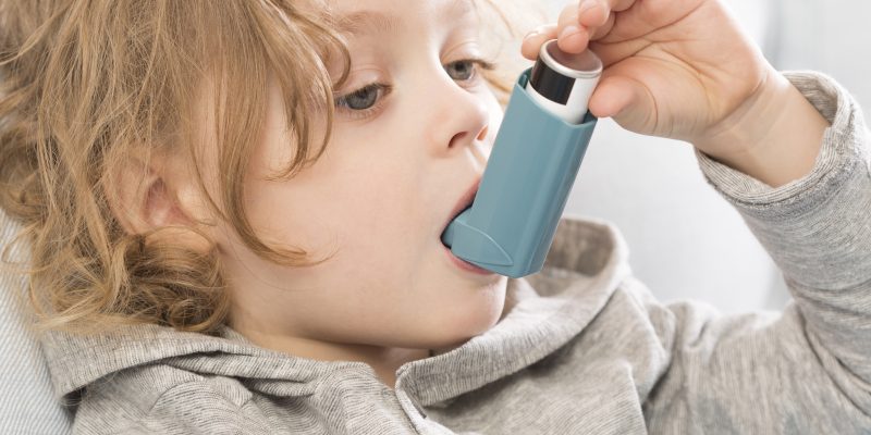 Crise d'asthme chez l'enfant en présence d'humidité dans la maison. Une habitation humide provoque des crises d'asthme.