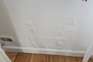 que se passe t il quand la fibre de rénovation cloque et fait des boursoufflures. les problèmes d'humidité dans le mur et le salpêtre sont responsables du cloquage de la fibre de rénovation. Refaire les enduits sur un mur humide ne sert à rien car les cloques réapparaitront