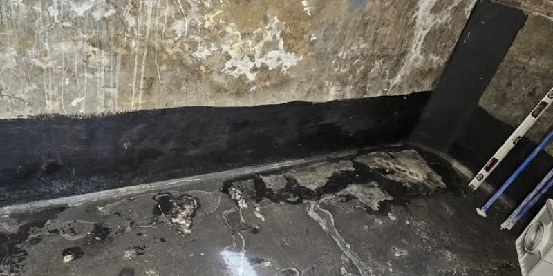 application de goudron pour tenter de bloquer l'humidité dans une cave. tentative pour bloquer les infiltrations d'eau en sous-sol sur marcq en baroeul