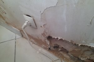 les dangers de l'humidité pour une prise électrique et les dangers et risques d'électrocution.