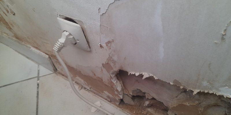 les dangers de l'humidité pour une prise électrique et les dangers et risques d'électrocution.