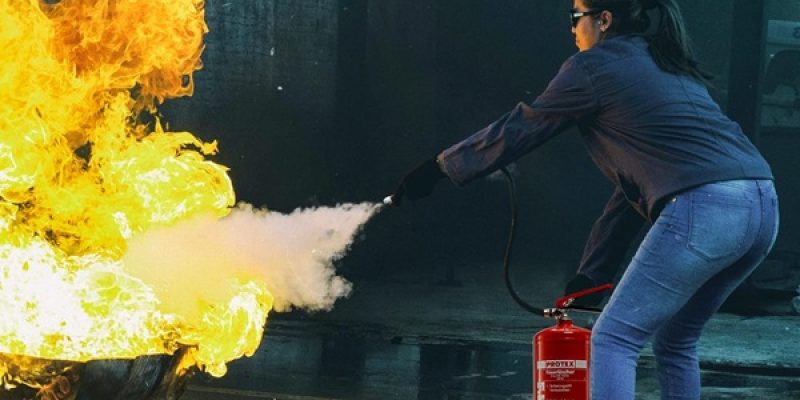 pourquoi vérifier les extincteurs est utile pour protéger de l'humidité