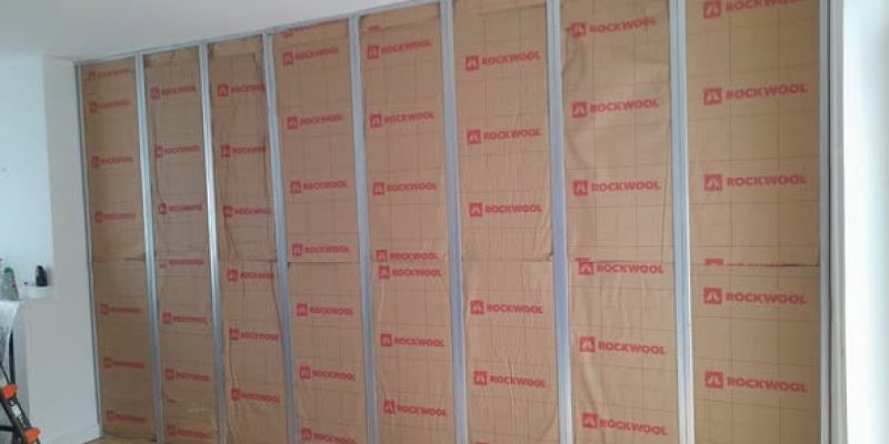 pose de panneaux de laine de roche pour isoler un mur froid et améliorer le confort