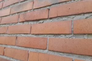 l'humidité fait effriter les joints des briques. Le mur humide fait effriter les joints en ciments du mur. les joints tombent à cause de l'humidité.
