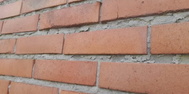 l'humidité fait effriter les joints des briques. Le mur humide fait effriter les joints en ciments du mur. les joints tombent à cause de l'humidité.