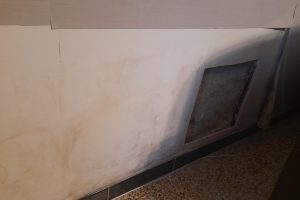 Problème d'humidité sur un mur en placo identifié au niveau des plots de colle, causé par une maçonnerie en briques humide sur un mur mitoyen. Les causes incluent des remontées capillaires, l'absence d'isolant imputrescible et de lame d'air entre le placo et le mur, ainsi qu'une mauvaise étanchéité extérieure. Solutions envisagées : remplacement du placo par des plaques doublées d'isolant en polystyrène (avec risques d'humidité emprisonnée) ou traitement durable par étanchéification extérieure avec pulvérisation d'un produit hydrofuge et injection de résine contre les remontées capillaires. Recommandations pour une solution efficace : traitement des causes d'humidité, assèchement du mur, pose d'un doublage adapté avec lame d'air, et amélioration de la ventilation (VMC). Cette approche assure un assainissement durable de la maçonnerie et préserve l'intégrité des murs.