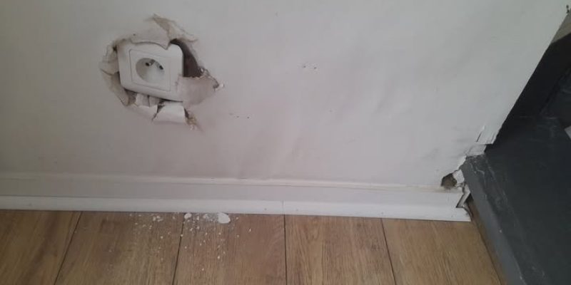 une prise électrique sur un placoplatre humide ce sont des risques électriques et un danger pour les personnes sans oublier le passage de la prise électrique au travers du placoplatre humide