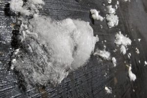 le salpetre est une espèce de poudre blanche, ce sont des filaments de minéraux. le salpetre est aussi appelé sels minéraux.