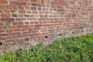 ventiler un mur humide avec des grilles de ventilation contre les remontées capillaires ou remontées d'humidité.