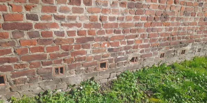 ventiler un mur humide avec des grilles de ventilation contre les remontées capillaires ou remontées d'humidité.